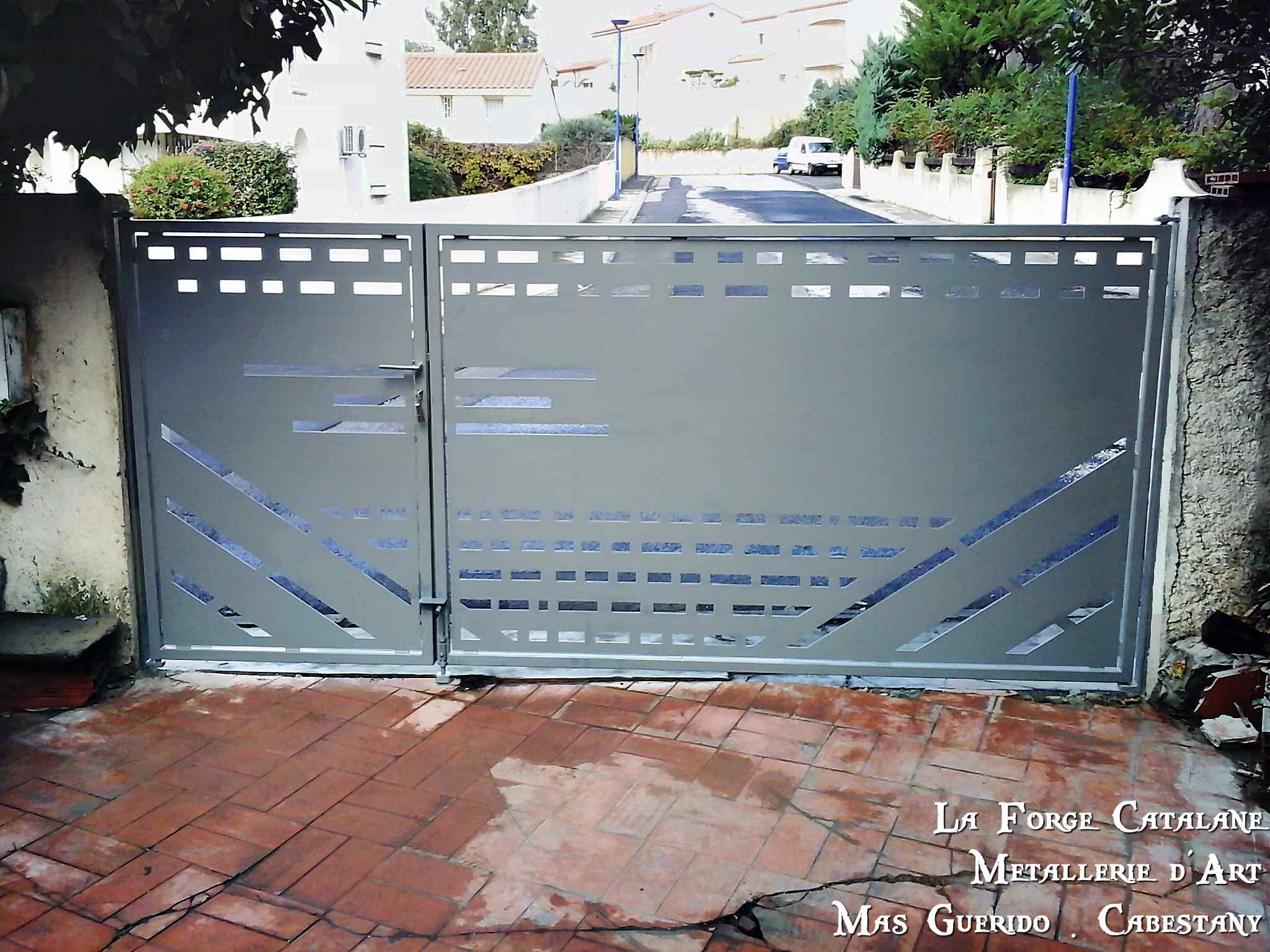 portail decoupe laser moderne 2 vantaux forge catalane 3.jpg